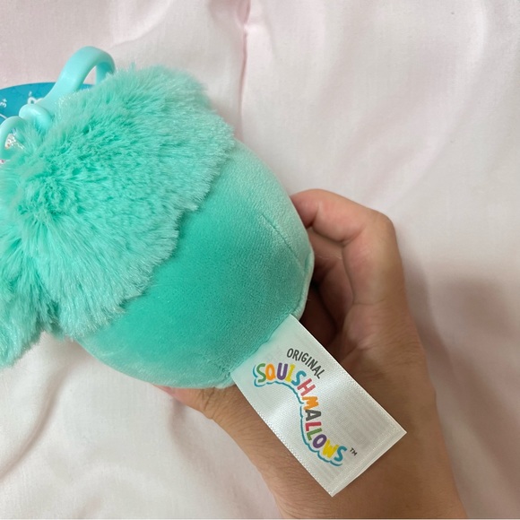 Squishmallow Joelle with Flower (Teal/Blue Bigfoot) 3.5" CLIP BNWT - Picture 3 of 3